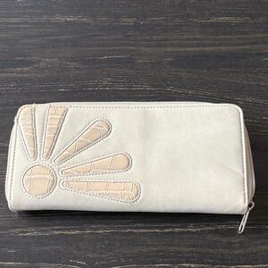 Buxton Cream Textured wallet
